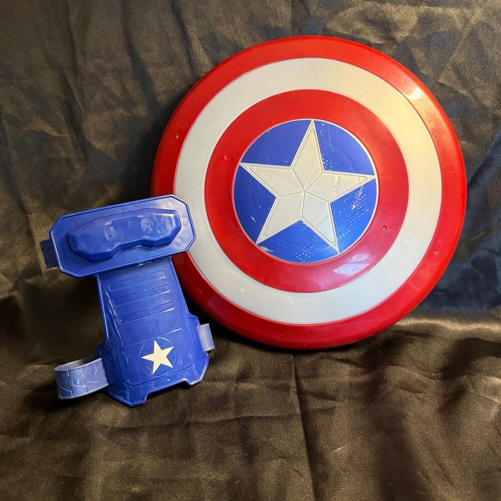 Marvel Avengers Captain America Magnetic Shield & Gauntlet 2015